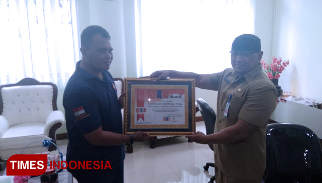 Kepala Dispendukcapil Kota Madiun menerima penghargaan dari WKR. (FOTO: Pamula Yohar C/TIMEs Indonesia)