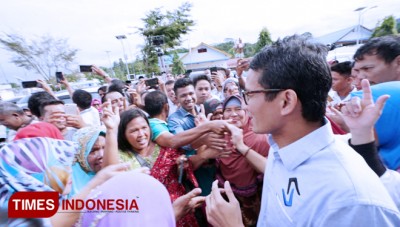 Ratusan Emak-Emak Sibolga Histeris Sambut Kedatangan Sandi