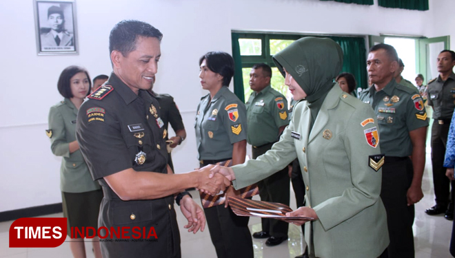 Sertu Bethy Riskartikasari menerima penghargaan dari Danrem Kolonel Bagus Suryadi Tayo. (FOTO: pendim 0833 for TIMES Indonesia)