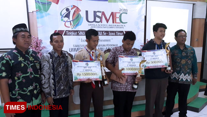 Para peserta memamerkan piagam usai sukses menjadi juara di ajang USMEC (Unisla Science Mathematics and English Competition) 2018, Minggu, (9/12/2018). (FOTO: Siti Nura/TIMES Indonesia)