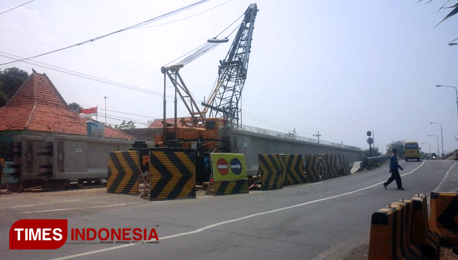 Pembangunan jembatan, di jalur Pantura di Desa Radumerak, Kecamatan Paiton, Kabupaten Probolinggo, Jawa Timur.(FOTO: Dicko W/TIMES Indonesia)