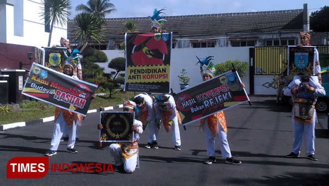 Pelajar SMPN 2 Bondowoso saat menampilkan yel-yel anti korupsi disertai koregrafi dan pesan untuk memerangi korupsi di halam Kejari Bondowoso (FOTO: Moh Bahri/TIMES Indonesia) 