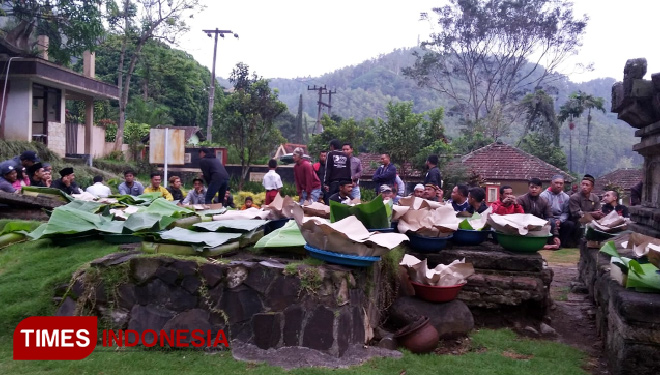 Suasana selamatan tumpeng dalam rangka Selamatan Desa di Candi Songgoriti. (FOTO: Muhammad Dhani Rahman/TIMES Indonesia)