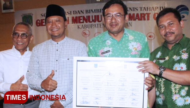 Kepala Dinas Kominfo Kabupaten Pasuruan, Syaifudin Ahmad (dua dari kiri) bersama Bupati Pasuruan menunjukkan pakta integritas. (FOOT: AJP/TIMES Indonesia)