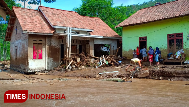 Pemukiman rumah warga di Dusun Kedaton, Desa Andungbiru, Kecamatan Tiris, Kabupaten Probolinggo, Jawa Timur, yang diterjang banjir bandang.(FOTO: Dicko W/TIMES Indonesia)