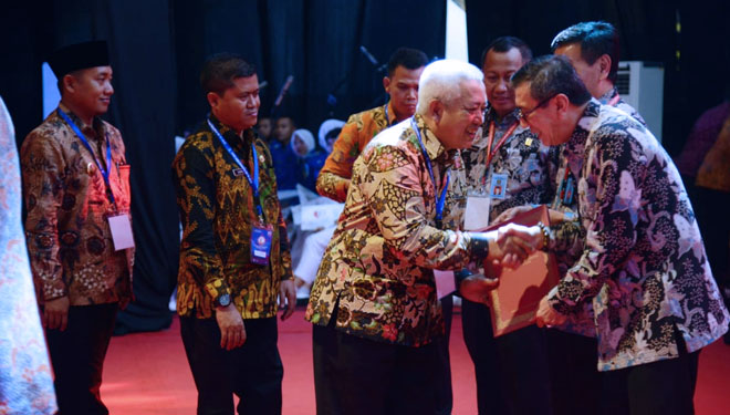 Wakil Bupati Malang,  Drs HM Sanusi saat menerima penghargaan dari Menkumham, Yasonna Laoly di Jakarta,  Selasa (11/12/2818) tadi siang. (FOTO: Istimewa)