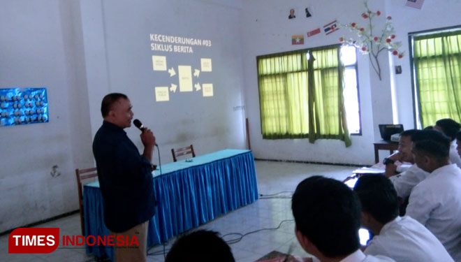 Manager Marketing TIMES Indonesia Networking, Yuli Trijanto menjelaskan mater tentang Let be Smart Netizen kepada siswa-siswi SMA Diponegoro Tumpang di Aula SMADITA, Selasa (11/12/2018). FOTO: Dena Setya Utama/TIMES Indonesia