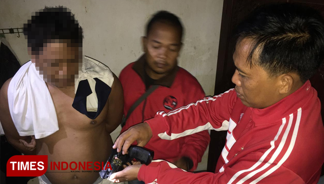 Anggota Satreskoba Polres Bangkalan ketika menangkap Moh Hori (43) berserta barang bukti senpi rakitan. (FOTO: Istimewa)