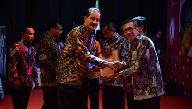 Budwi Sunu wakili Pemkot Kkediri menerima penghargaan dari Kemenkumham.