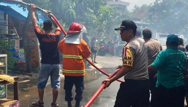 Kapolsek Jiwan AKP Eko Sugeng Rendra dan petugas pemadam kebakaran berjibaku memadamkan api. (FOTO: Istimewa) 