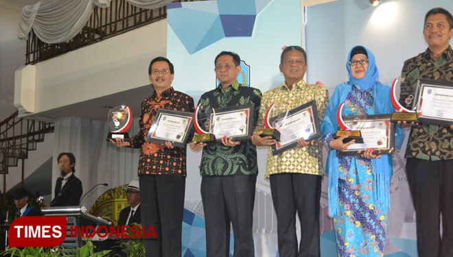 Sekretaris Daerah (Sekda) Kabupaten Blitar Drs. Totok Subihandono M. Si pada malam penganugerahan PPID Award Tahun 2018. 