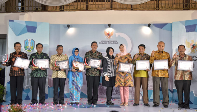 Para penerima PPID Award tingkat Provinsi. (FOTO: Humas Pemkot Madiun)