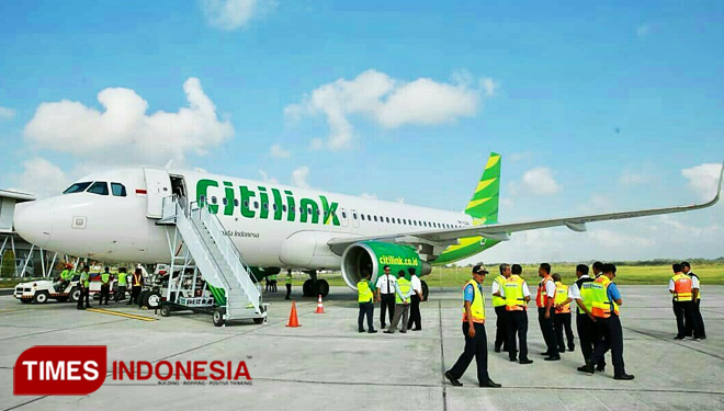 Pesawat Citilink tengah landing di Bandara Banyuwangi (FOTO: Rizki Alfian/TIMESIndonesia)
