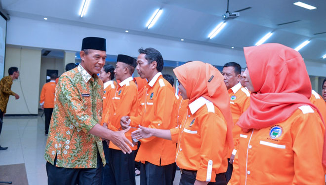 Wali Kota Madiun Sugeng Rismiyanto menyalami anggota KIM. (Foto: Humas Pemkot Madiun)