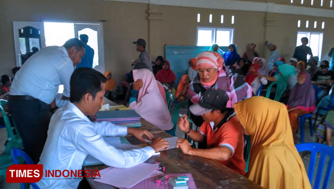 Pihak Bank NTB Syariah merealisasikan KUR di Desa Sekaroh, Lombok Timur. (FOTO: ARISA for TIMES Indonesia)