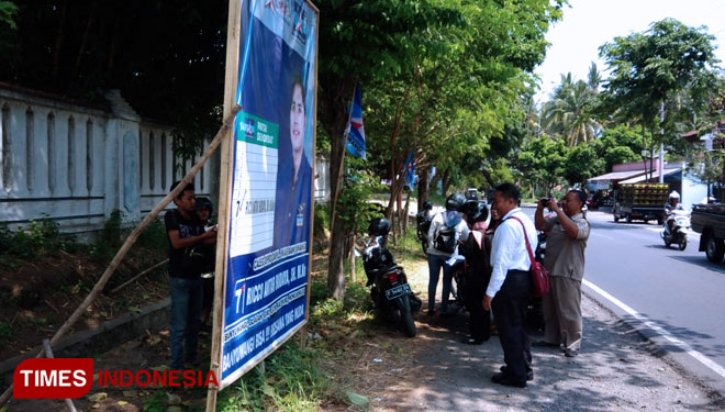 Penertiban Alat Peraga Kampanye oleh Bawaslu Banyuwangi (Foto : Rizki Alfian/TIMESIndonesia)