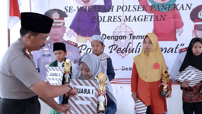 Kapolsek Panekan AKP Sukarno menyerahkan piala kepada pemenang lomba (Foto: Polsek Panekan)