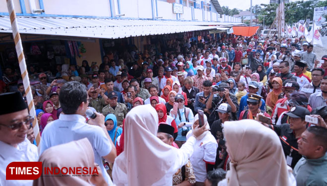 Sandiaga S Uno saat bertemu pedagang di Pasar Ambal, Ibu Siti, Ambal, Kebumen, Kamis (13/12/2108). (FOTO: Tofik For Times Indonesia)