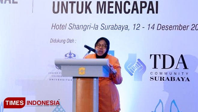 Walikota Surabaya, Tri Rismaharani paparkan prestasi Surabaya saat menjadi pembicara dalam seminar ‘Kemitraan untuk Mencapai Tujuan SDGs’ yang digelar PTTEP dan Universitas Trisakti serta MM-Sustainability, Rabu (12/12/2018).(Foto: Lely/TIMES Indonesia)