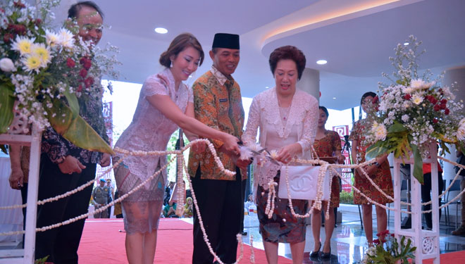 Wali Kota Madiun Sugeng Rismiyanto gunting pita persmian Plaza Lawu Kota Madiun (Foto: Humas Pemkot Madiun)
