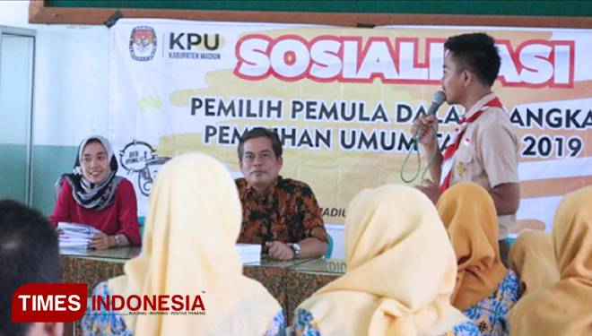Suasana sosialisasi KPU Kabupaten Madiun di SMAN 1 Nglames. (FOTO: Ervan Marwantaka/TIMES Indonesia)