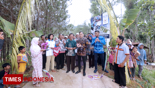 Ibas Potong pita peresmian program Pengembangan Infrastruktur Sosial Ekonomi Wilayah (PISEW) untuk rakyat di Desa Ngromo Kecamatan Nawangan, Kabupaten Pacitan, Jumat (14/12/2018) (FOTO: David For TIMES Indonesia)