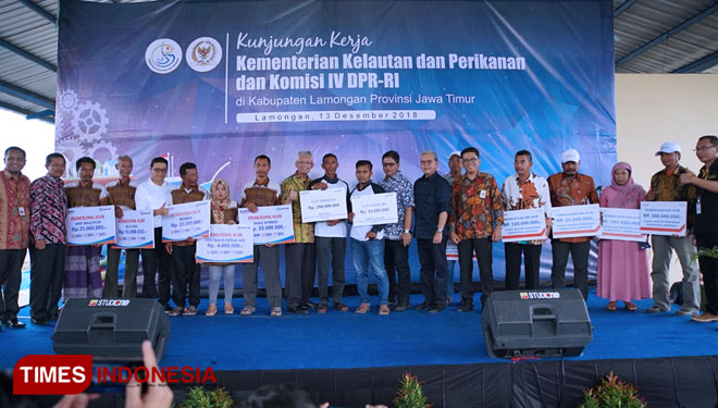 Nelayan di kawasan pantura Lamongan memdapatkan sejumlah bantuan dari Kementerian Kelautan dan Perikanan dan Komisi IV DPR-RI di Lamongan, Kamis (13/12/2018). (Siti Nura/TIMES Indonesia)