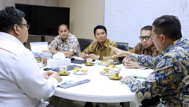 Menteri Agama Lukman Hskim Saifuddin pada pertemuan dengan Tim BPJPH di kantor Kemenag tadi pagi. (FOTO: Kemenag)