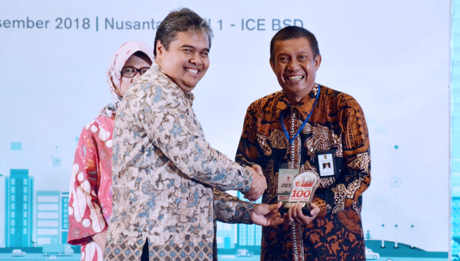 Menteri Komunikasi dan Informatika RI, Rudiantara ketika menyerahkan penghargaan kepada Walikota Yogyakarta, Haryadi Suyuti. (FOTO: Diskominfo Pemkot Yogya/TIMES Indonesia)