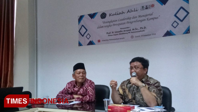 Paparan Materi Prof Lincolin Arsyad bersama Pejabat struktural Universitas Muhammadiyah Gresik (UMG), Jumat, (14/13l2/2018). (FOTO: Humas UMG - Abdurrahman Faris/AJP TIMES Indonesia)