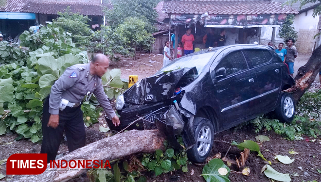 Polisi memeriksa kondisi mobil yang mengalami kecelakaan. (FOTO: Endra Dwiono/TIMES Indonesia)