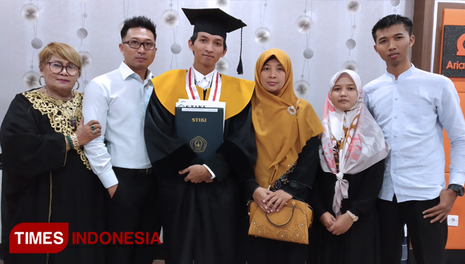 Roiyan Zandana Alfauzi, wisudawan terbaik STIKI Malang bersama dengan keluarga.(FOTO: Imadudin Muhammad/TIMES Indonesia)