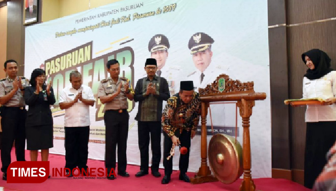 Wakil Bupati Pasuruan, KH Abdul Mujib Imron memukul gong sebagai tanda pembukaan Pasuruan Job Fair 2018 (FOTO: AJP/TIMES Indonesia)