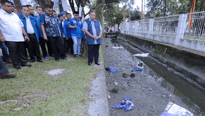 Susilo Bambang Yudhoyono melihat kondisi bendera penyambutan di Pekanbaru, Riau, yang dirusak (Foto: Facebook)