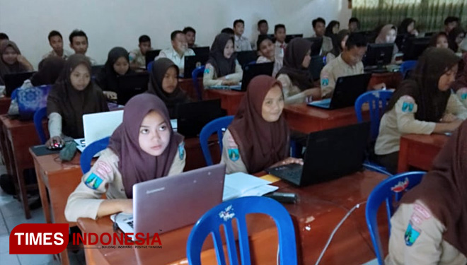 Siswa SMAN 1 Pulung Ponorogo saat simulasi UNBK. (FOTO: Endra Dwiono/TIMES Indonesia)