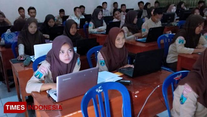 Suasana simulasi UNBK siswa dan siswi SMAN 1 Pulung Ponorogo (Foto: Endra/TIMES Indonesia)