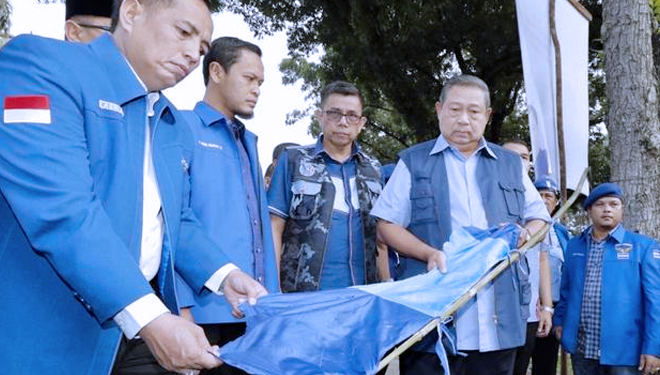 Susilo Bambang Yudhoyono melihat kondisi bendera penyambutan di Pekanbaru, Riau, yang dirusak. SBY saat melihat baliho dan atribut Partai Demokrat yang dirusak. (FOTO: dok Divisi Komunikasi Publik Partai Demokrat)