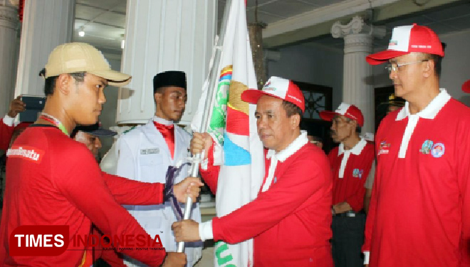 Wakil Bupati Pasuruan, KH Abdul Mujib Imron menerima bendera Kirab Pemuda 2018. (FOTO: AJP/TIMES Indonesia)