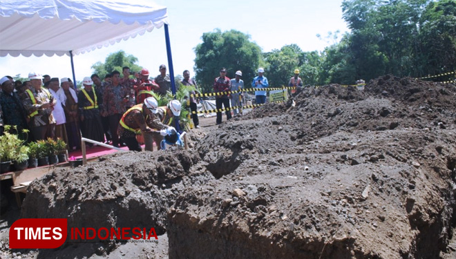 Prosesi ground breaking pembangunan SPAM Regional Umbulan-Off Take. (FOTO:AJP/TIMES lndonesia)