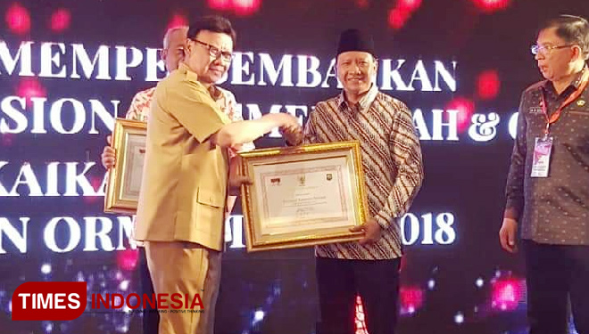 Mendagri RI Tjahjo Kumolo menyerahkan piagam penghargaan kepada Bupati Pasuruan, HM Irsyad YusufPOTO PAKE YANG BAWAH