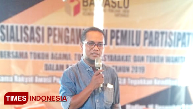 Bambang H Irwanto dari TIMES Indonesia saat menjadi narasumber sosialisasi pengawasan pemilu partisipatif. (FOTO: Asep Amrulloh/TIMES Indonesia)