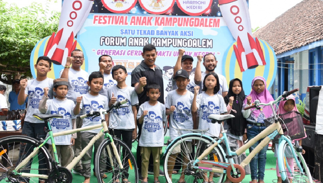 Wali kota Kediri berfoto bersama anak-anak berprestasi dalam Festival Anak (FOTO: Istimewa)