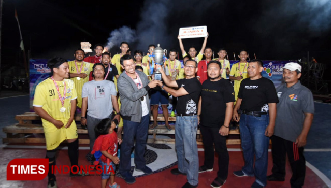 Manager Kamtib, Sunardi menyerahkan tropi dan hadiah uang tunai kepada juara 1, KK PKT ( Foto: Fauzi Humas PKT For Times Indonesia)