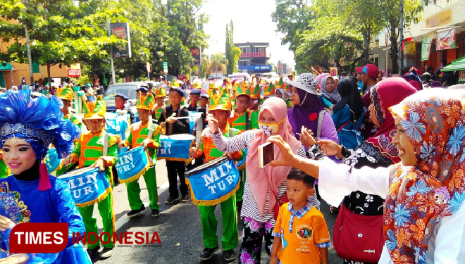 Suasana parade drumband HAB Kemenag Magetan. (FOTO: MK Adinugroho/TIMES Indonesia)
