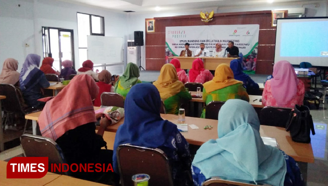 Ibu-ibu pelaku usaha kecil UMKM di tiga desa saat mengikuti pelatihan marketing produk Usaha Mikro Kecil Menengah (UMKM) Kantor Dinas Koperasi dan UMKM Pemerintah Provinsi Jawa Timur.