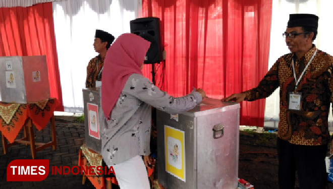 Suasana pemungutan suara Pilkades di Balai Desa Mojorejo. (FOTO: Muhammad Dhani Rahman/TIMES Indonesia) 