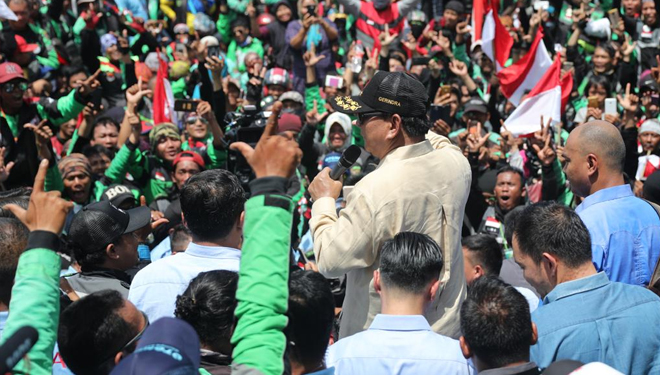 Capres duet Prabowo-Sandi di depan ribuan pengendara ojek online (ojol), Sentul, Jawa Barat, Minggu (16/12/2018). (Foto: BPN Prabowo-Sandi)