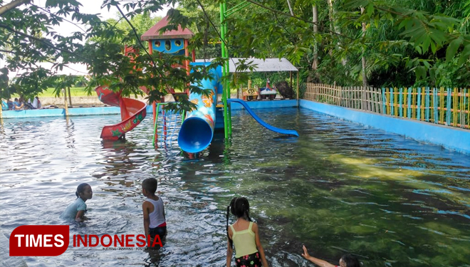 Visitors to the Almour tourist village or Rawa Indah Alas Sumur, Pujer District, Bondowoso Regency, East Java Province. (PHOTO: Moh Bahri / TIMES Indonesia)