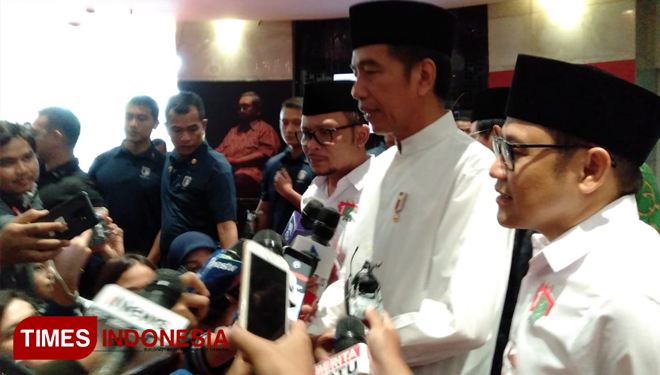 Ketua Umum PKB Muhaimin Iskandar (Cak Imin) mendampingi Presiden Jokowi usai acara konsolidasi Caleg PKB dan Haul ke-9 GusDur di Balai Sarbini, Jakarta.