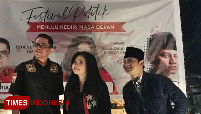 Dari kiri: Anggota DPR RI Komisi III, Arteria Dahlan, Caleg DPRD Kota Kediri, Regina Nadya Suwono, dan Bupati Trenggalek Mochamad Nur Arifin. (FOTO: AJP TIMES Indonesia)